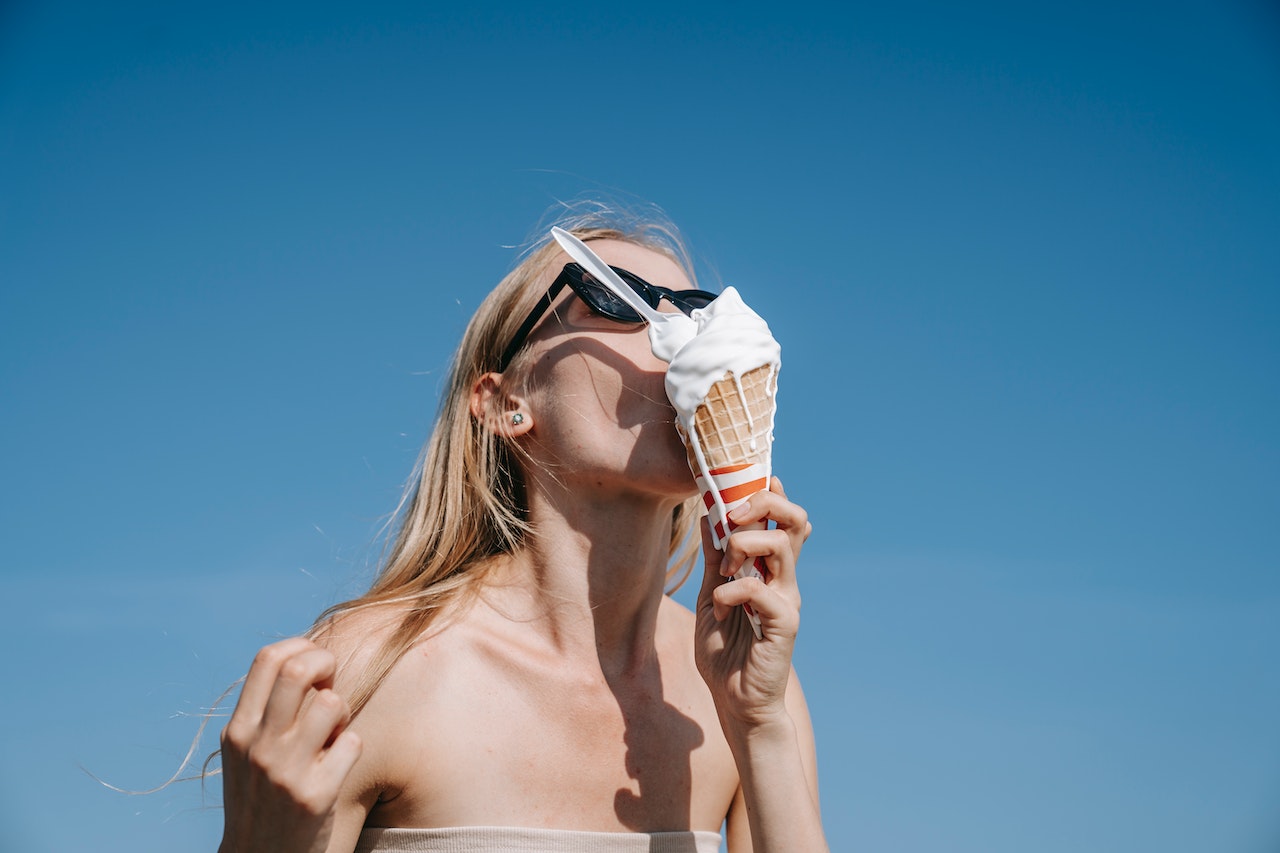 chica llena un helado