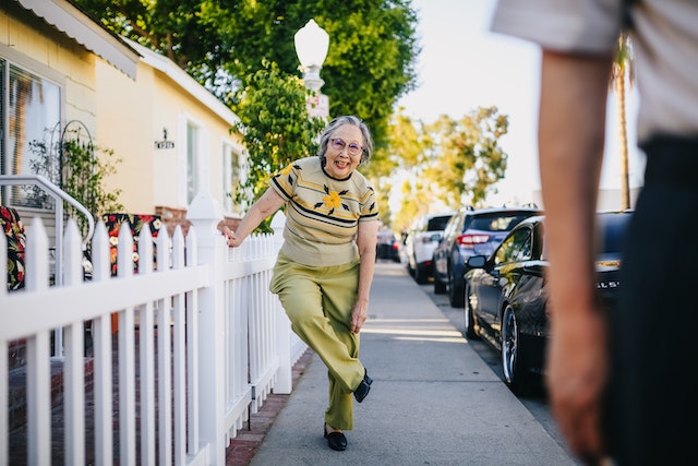 Anciana sonriendo a sus vecinos