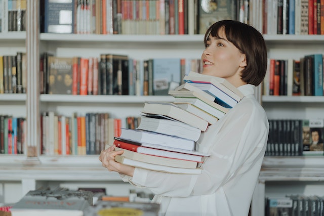 Niña con libros