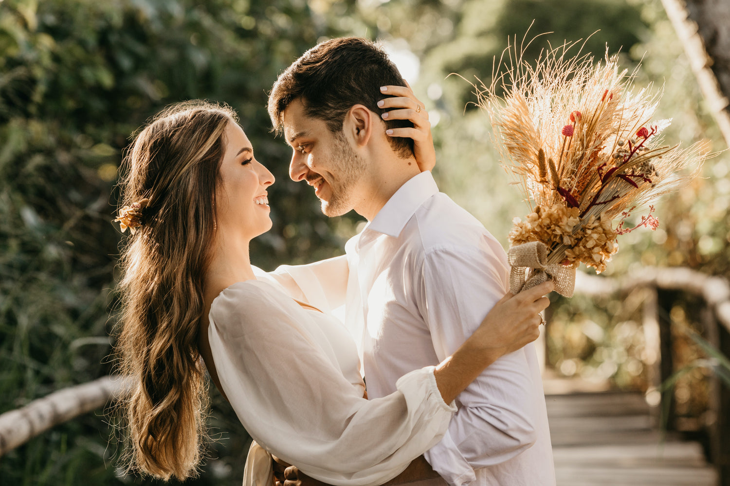 Pareja abrazándose