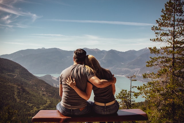 Pareja disfrutando de la naturaleza