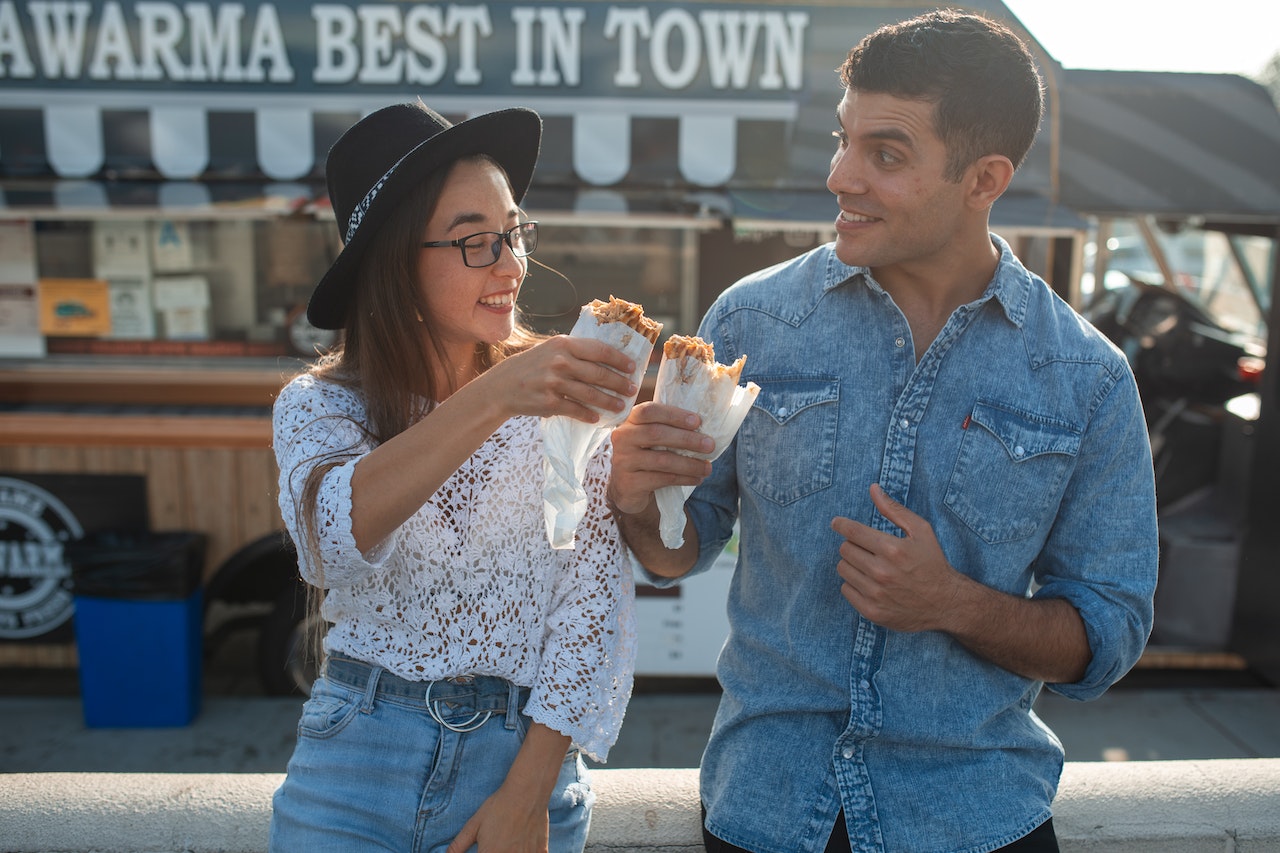 amigos comiendo un shawarma