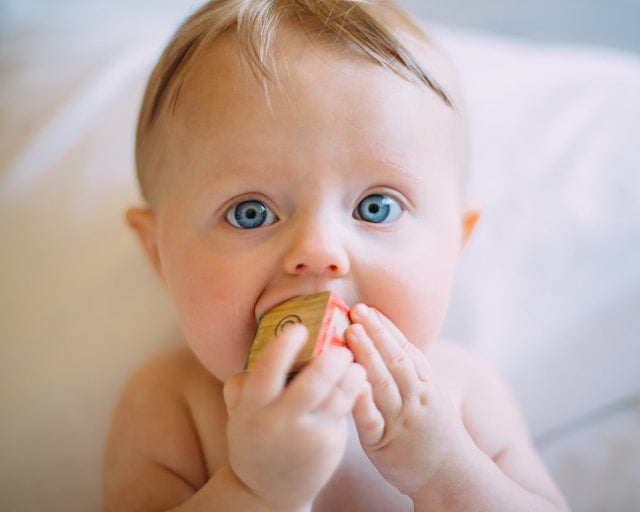 bebé con ojos azules