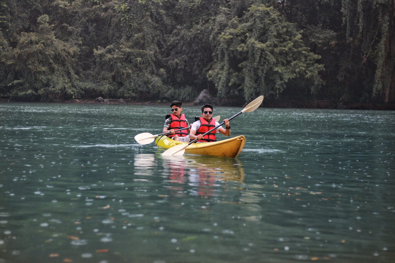 dos personas en kayak