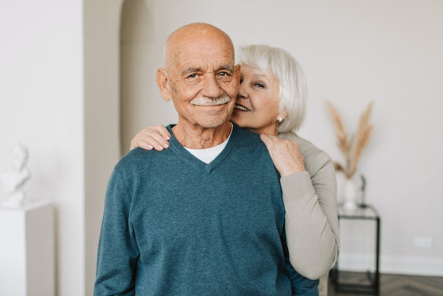 esposa abraza a su esposo