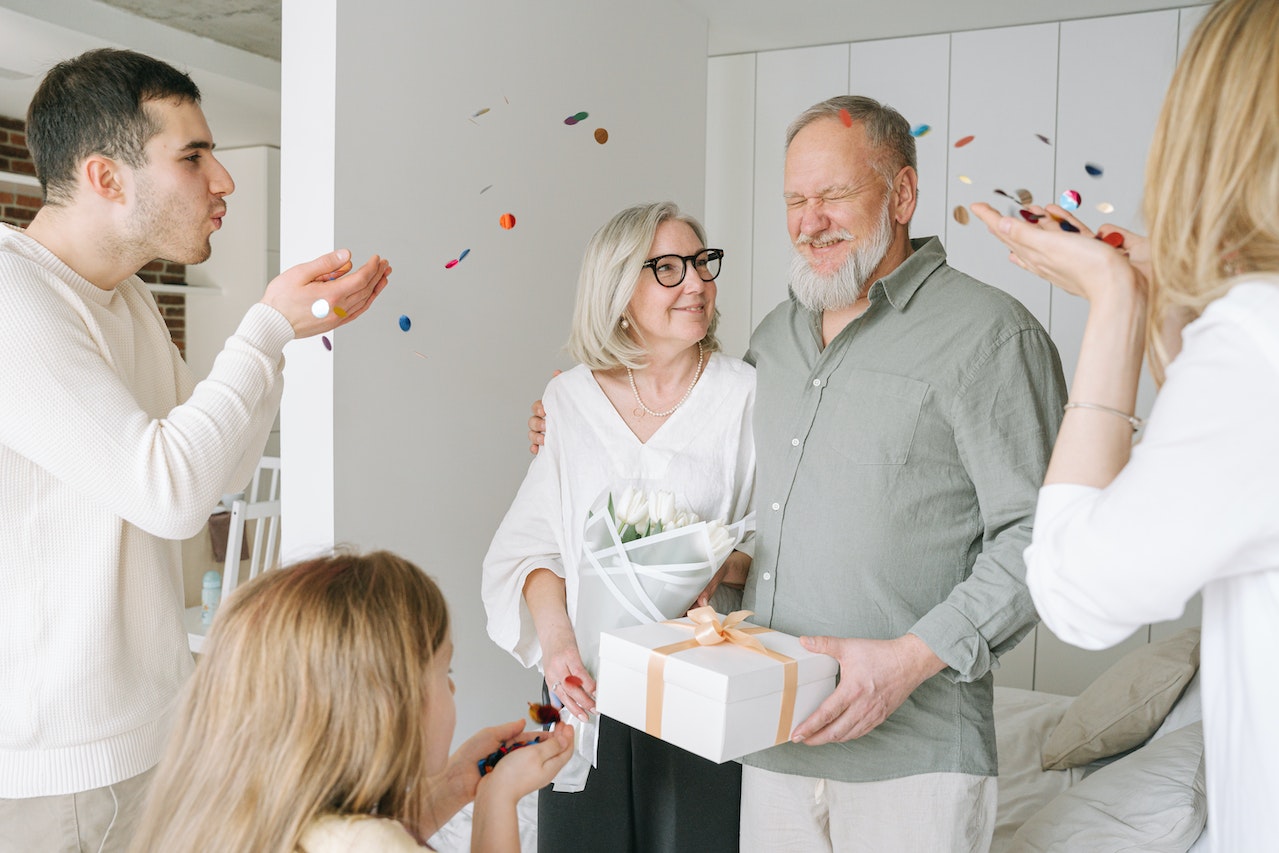 la familia felicita las fiestas al abuelo