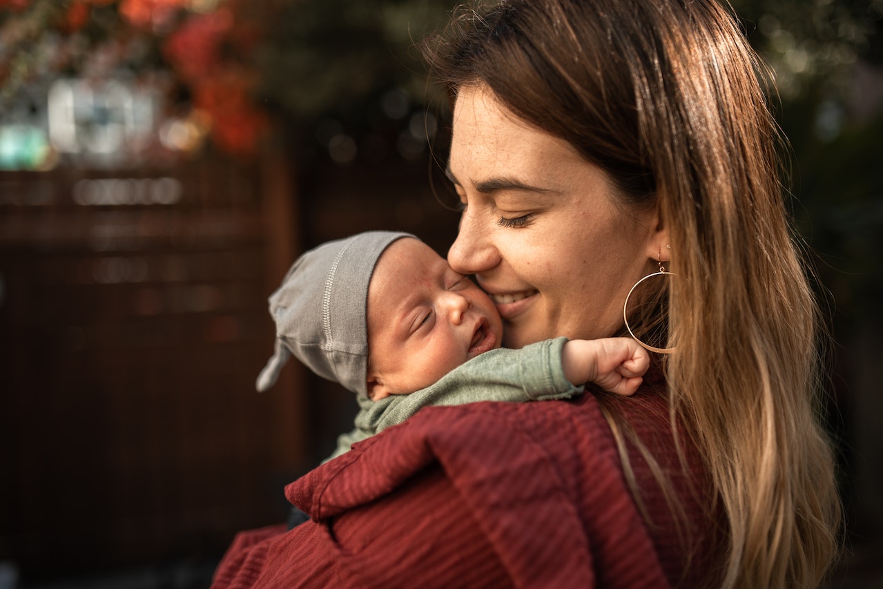 mama cargando bebe recien nacido