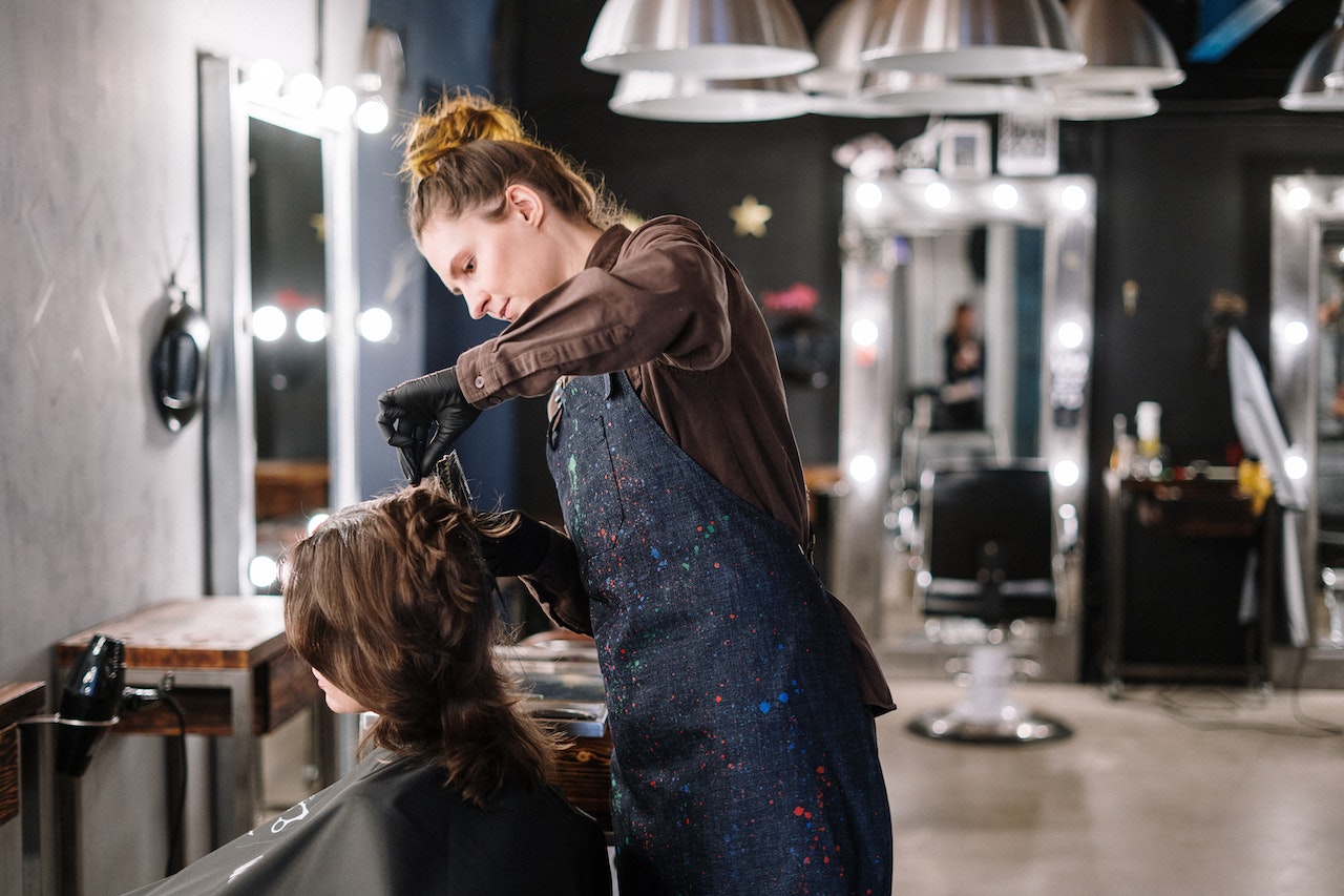 mujer cortándose el pelo