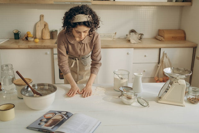 mujer cocinando en la cocina