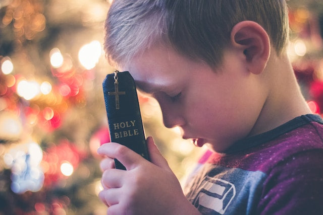 niño con una biblia