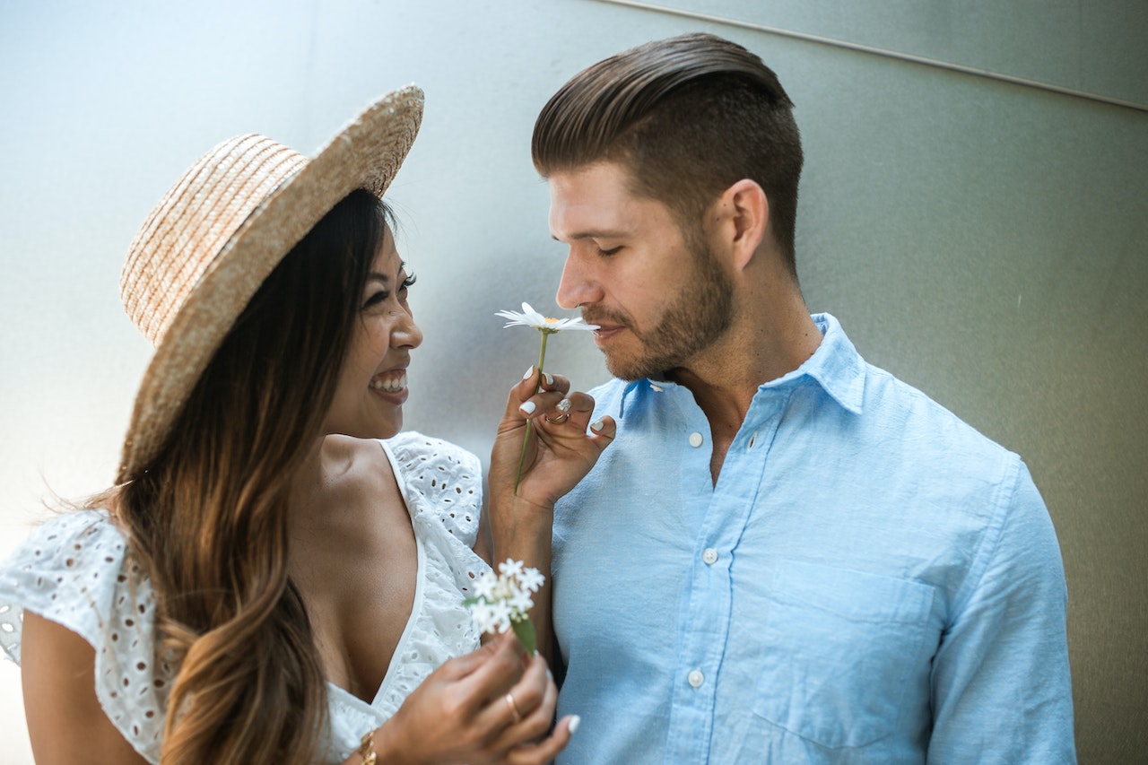 pareja con flores