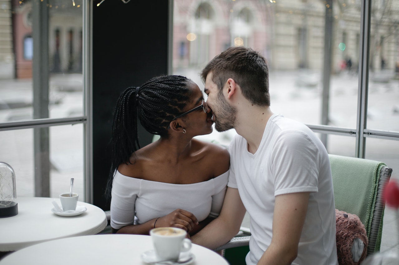 pareja feliz besándose