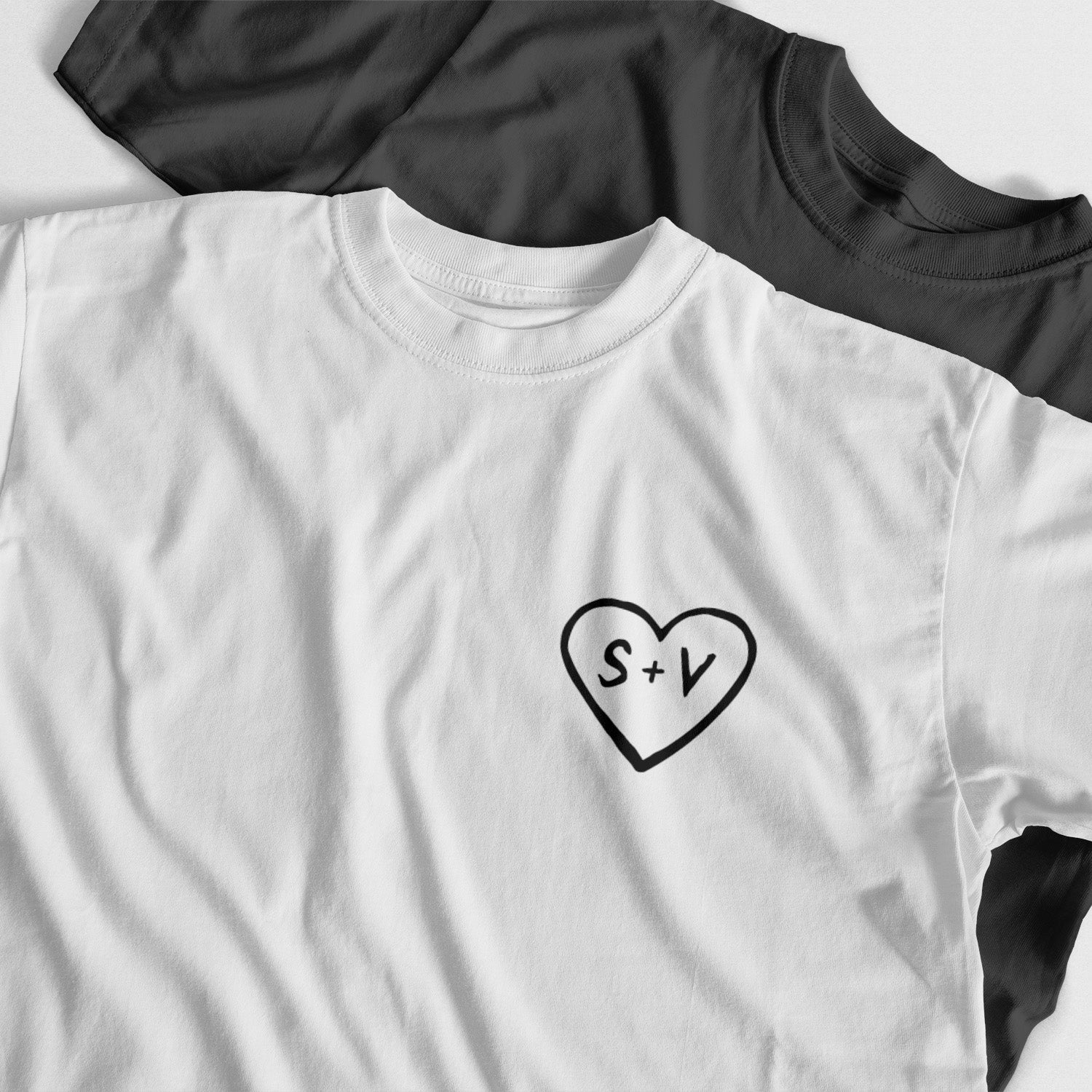 Camiseta Personalizada Para Parejas Corazón E Iniciales